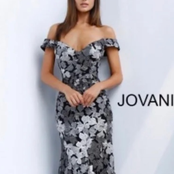 Exquisite Evening Dress - Picture 3 of 3